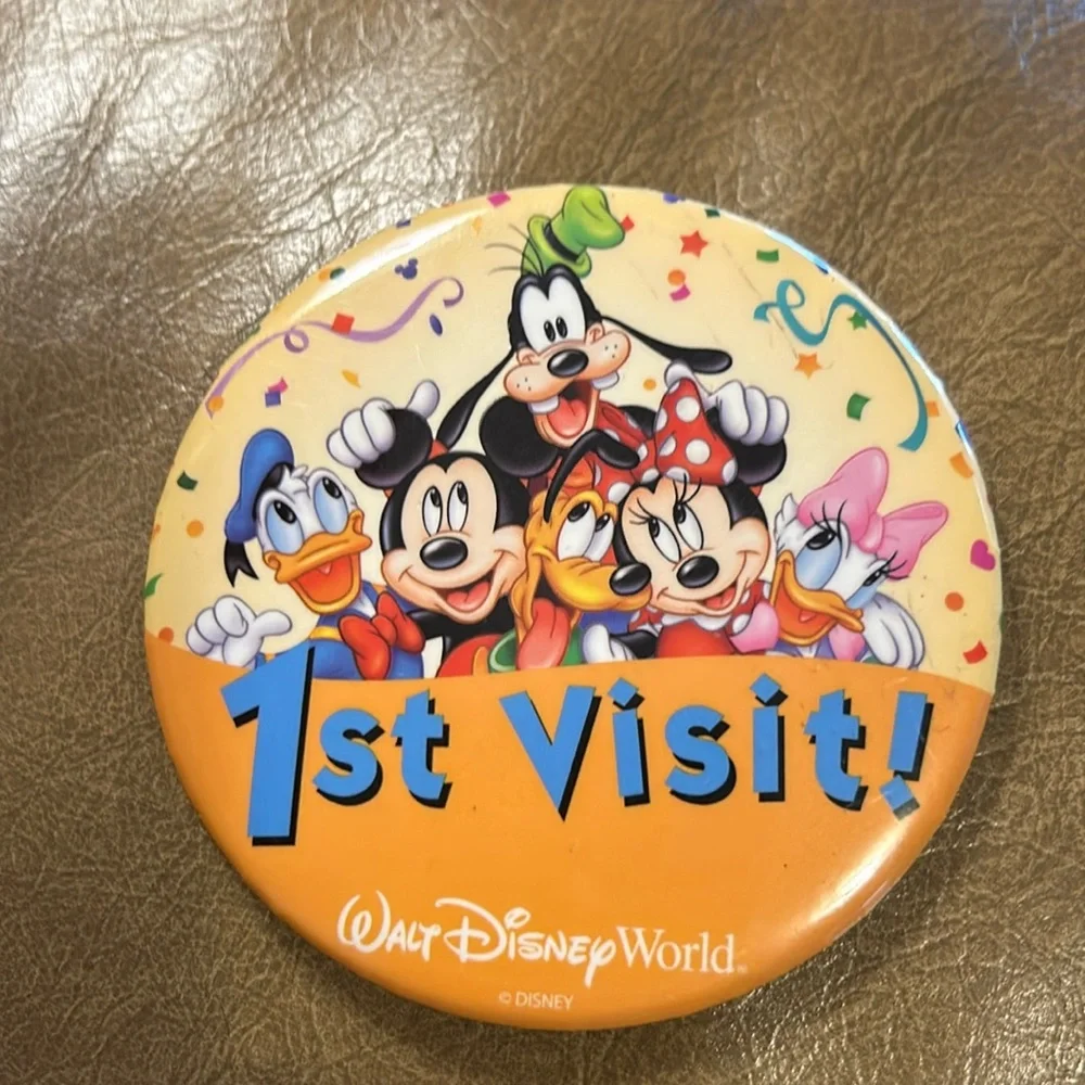Disney My 1st Visit pin. Mickey and the whole gang . Good condition.
